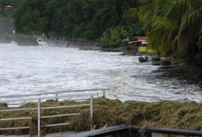 Un bateau de pêche au gros s'est échoué sur les roches ..