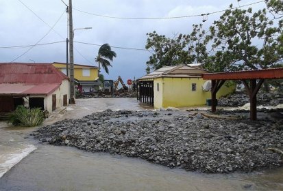 La rivière traverse la rue et les maisons pour rejoindre la mer