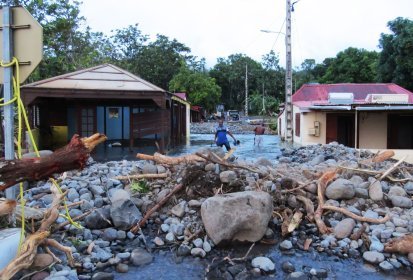 La rue de la Glacière est devenue le lit de la rivière qui traverse les (...)