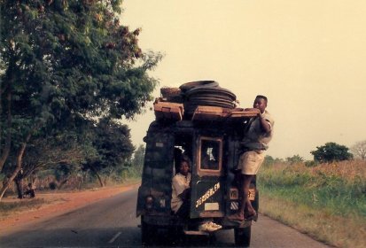 Les taxi-brousse sont toujours très chargés !