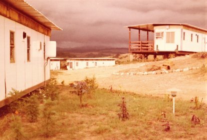 A gauche, notre porta-camp, au loin l'orage