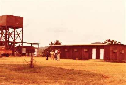 Supérette, mess, chateaux d'eau et citernes