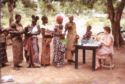 Soeur Odile à la pesée des enfants au planning familial