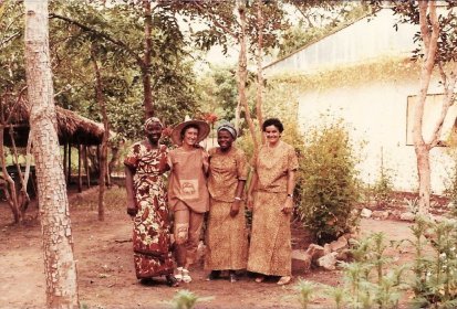 Avec les soeurs de la mission devant notre case !