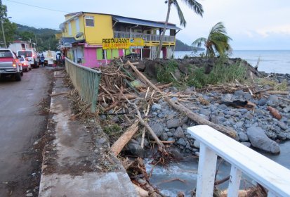 Côté mer, le pont de la rivière est barré par les arbres et les (...)